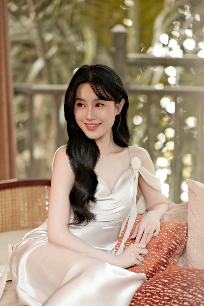 Vũ Cát Tường và bạn đời Thu Trang ngọt ngào chiếm sóng mạng xã hội sau lễ thành đôi 8 Bạn đời của Vũ Cát Tường không chỉ sắc vóc nóng bỏng mà còn sở hữu "pro5" cực khủng.