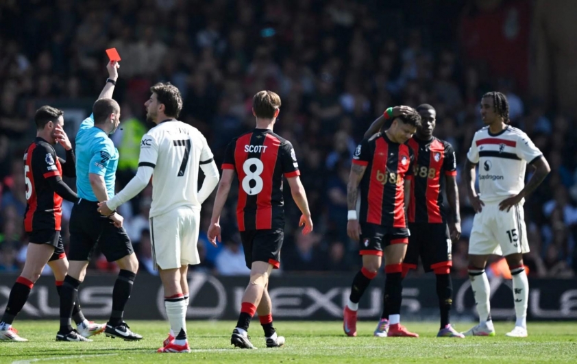 Bournemouth chi con 10 nguoi tren san tu phut 70