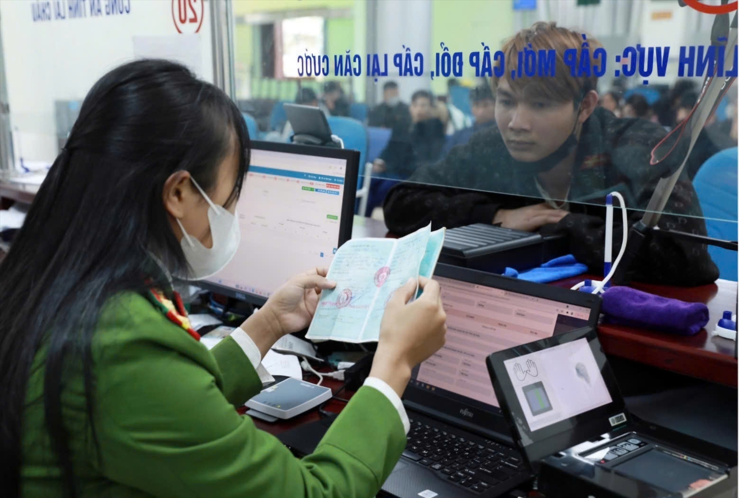 Cán bộ thường trực của Công an tỉnh Lai Châu tiếp nhận và giải quyết các thủ tục, hồ sơ của người dân tại Trung tâm Phục vụ hành chính công
