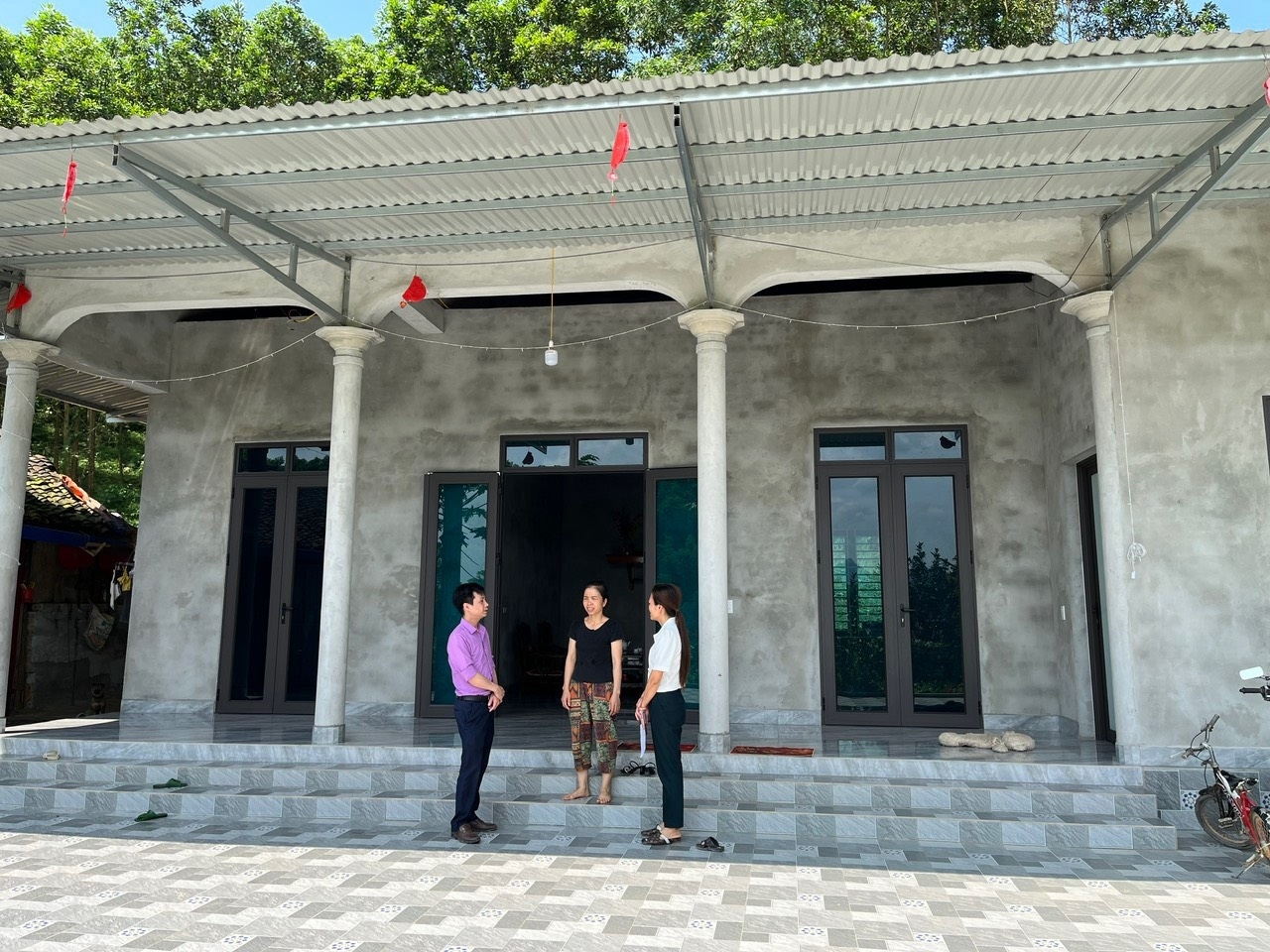 Chương trình MTQG 1719: Bệ đỡ vững chắc giúp đồng bào dân tộc thiểu số an cư, lập nghiệp 3 Chị Nguyễn Thị Uyên, xóm Vang, xã Liên Minh, huyện Võ Nhai, tỉnh Thái Nguyên phấn khởi chia sẻ với cán bộ huyện Võ Nhai khi được hỗ trợ xây dựng căn nhà mới khang trang, kiên cố. - Ảnh Báo Dân Tộc