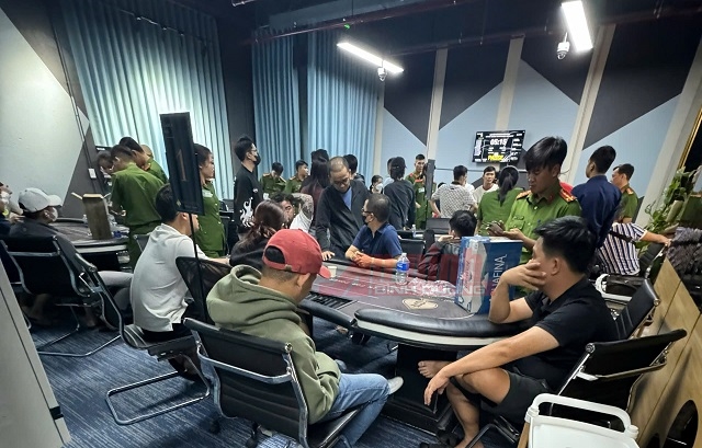 Cong an Binh Duong kiem tra cac doi tuong co bac tra hinh tai Cong ty TNHH Poker Binh Duong