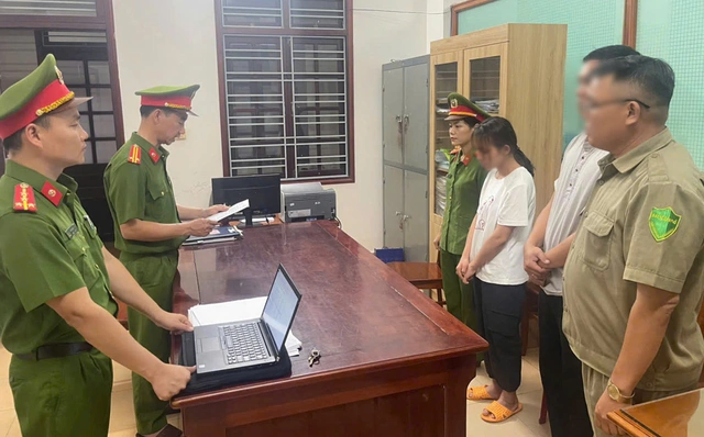 Bạo hành trẻ tại nhóm trẻ tư thục ở Quảng Nam: Bảo mẫu bị tạm giữ để điều tra 3 Công an đọc lệnh tạm giữ hình sự đối với bà N.N.U.L