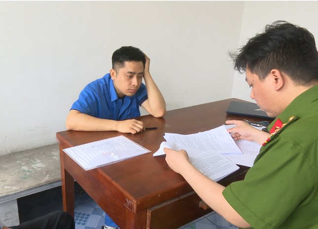 Quảng Ninh: Bắt thêm 8 đối tượng trong đường dây ma túy lớn, thu giữ 6 ô tô và nhiều vũ khí quân dụng 1 Công an tỉnh Quảng Ninh đấu tranh, lấy lời khai của Bùi Đình Khánh.