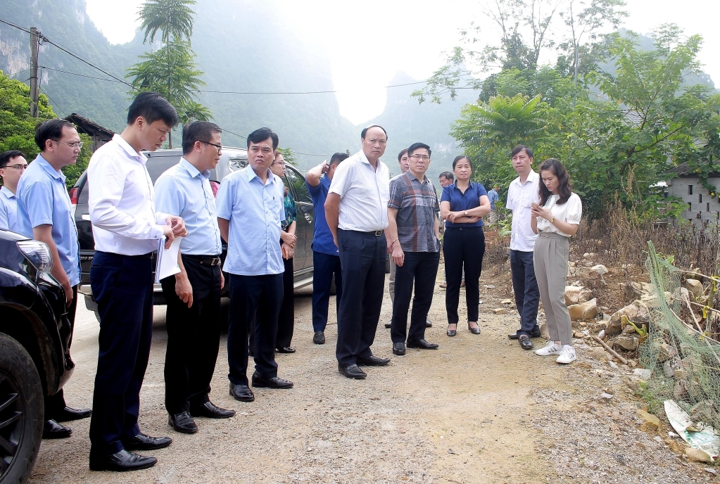 Tăng cường giám sát – Chìa khóa nâng cao hiệu quả Chương trình MTQG 1719 tại vùng đồng bào dân tộc thiểu số và miền núi 3 Đoàn giám sát của HĐND tỉnh Cao Bằng khảo sát công trình đường nông thôn Tềnh Bó - Pò Tẻn ở xã Cách Linh, huyện Quảng Hòa được đầu tư từ Chương trình MTQG 1719.