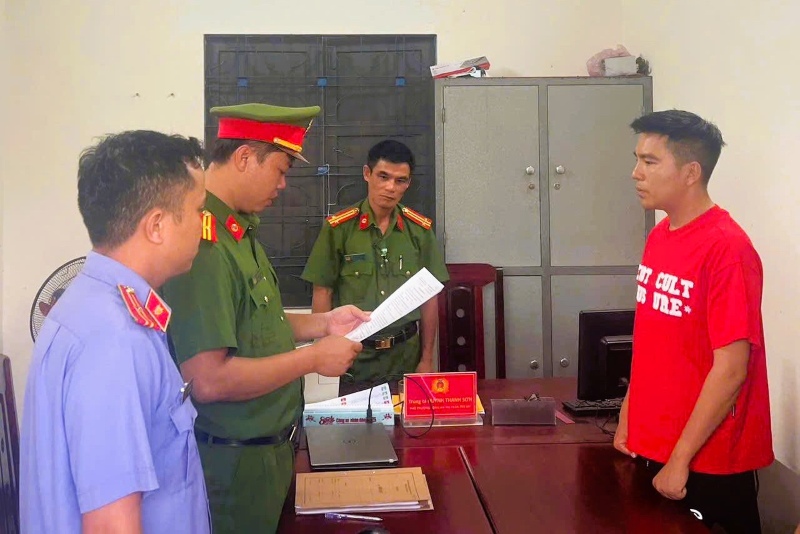  Cơ quan CSĐT tống đạt quyết định khởi tố bị can, bắt tạm giam TikToker Dưỡng Dướng Dường ( Ảnh Công An Cung Cấp )