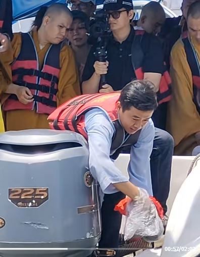 Tro cốt nghệ sĩ Quý Bình an nghỉ tại biển Cần Giờ theo đúng di nguyện 2 Em trai rải tro cốt của anh xuống biển.