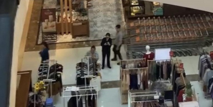 Gian hang kinh doanh quan ao o Van Hanh Mall noi thanh nien roi tu lau cao