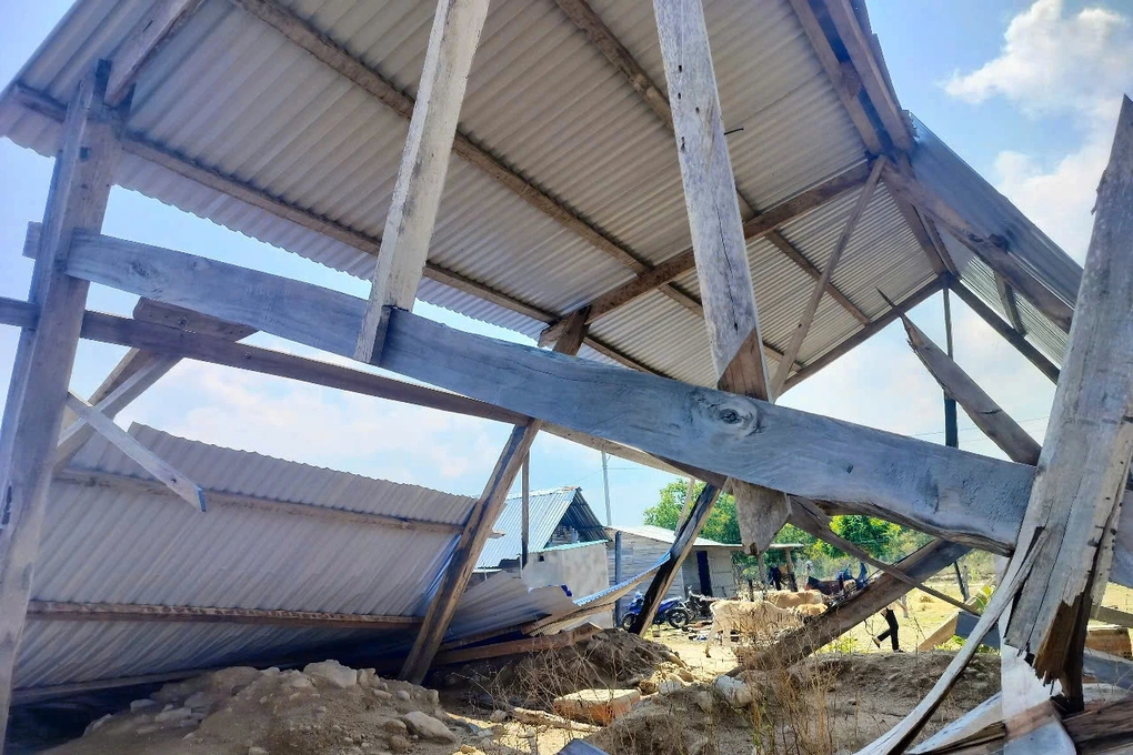Dông lốc gây tốc mái hơn 100 ngôi nhà và trường học tại Gia Lai, Kon Tum 1 Hàng chục nhà dân ở tỉnh Gia Lai bị tốc mái