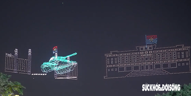 TP.HCM rực rỡ ánh sáng với màn trình diễn 10.500 drone chào mừng 50 năm Giải phóng miền Nam 3 Hình ảnh xe tăng húc đổ cổng Dinh Độc Lập được tái hiện.