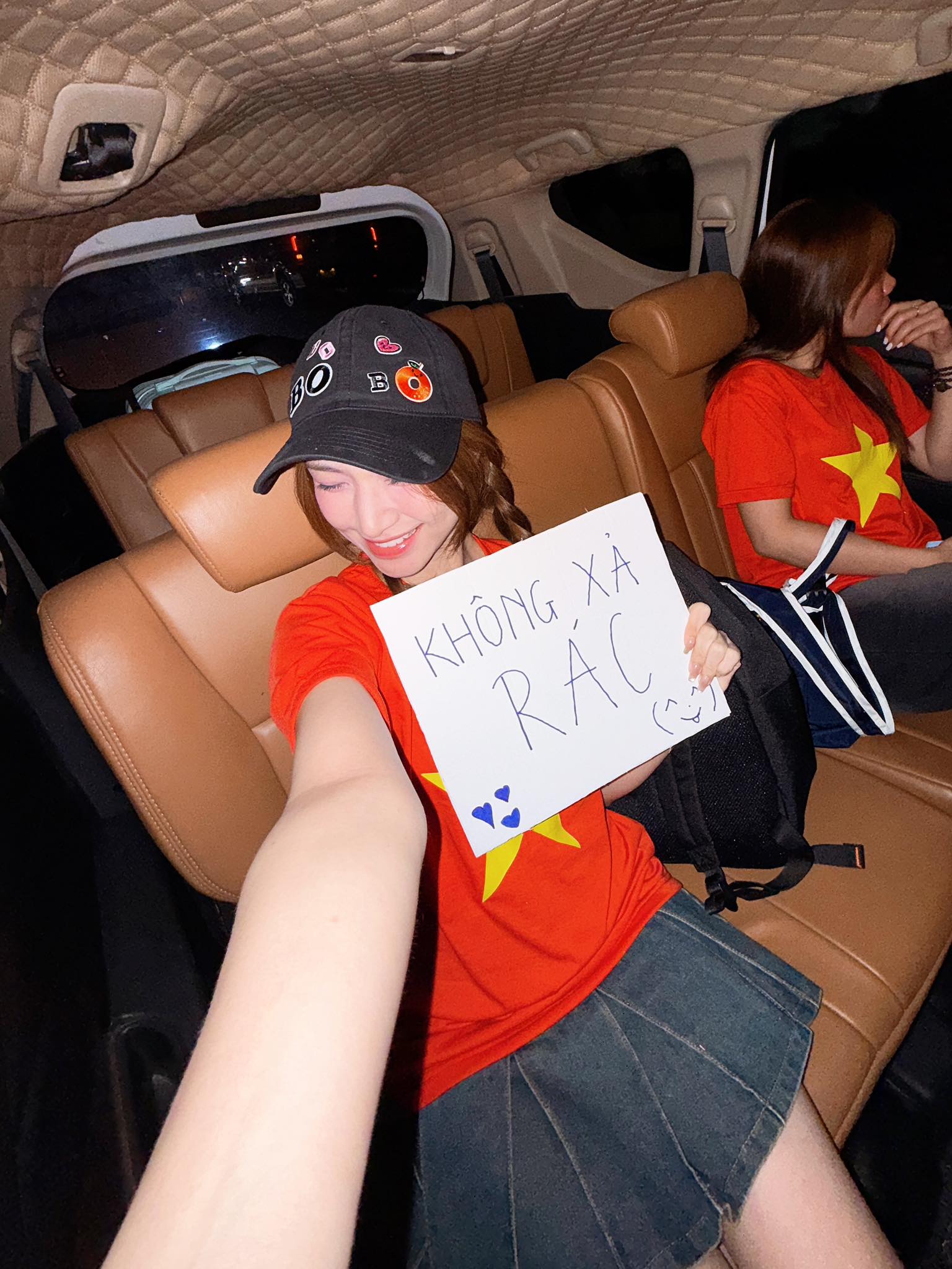 Hoa Minzy mang tam bien keu goi khong xa rac khi xuong duong xem dieu binh dieu hanh