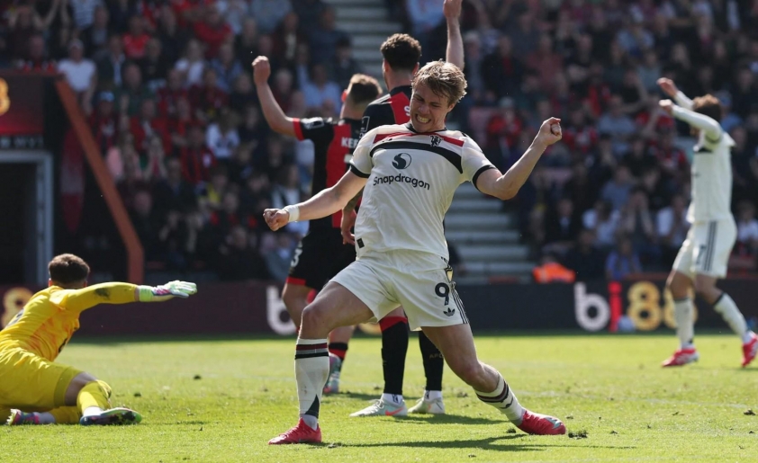 Manchester United bất lực chia điểm với Bournemouth dù chơi hơn người 2 Højlund ghi bàn giúp MU hòa chật vật