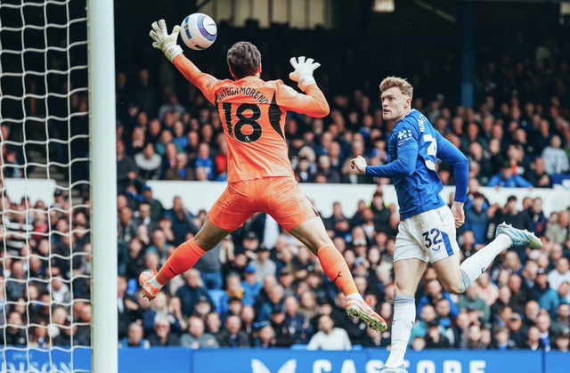 Man City nhọc nhằn vượt ải Goodison Park, thắp sáng hy vọng top 4 4 Jarrad Branthwaite tấn công trước cầu môn của Man City