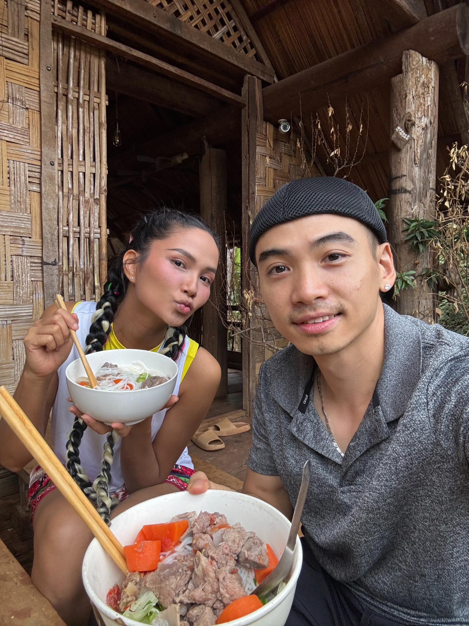 Khoảnh khắc đời thường ngọt ngào của vợ chồng H'Hen Niê gây chú ý giữa tin đồn mang thai. 4 Khoảnh khắc đời thường giản dị của vợ chồng H'Hen Niê khi về quê nhà của nàng hậu ở Đắk Lắk.