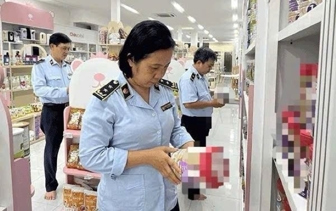 Cần Thơ: Phát hiện 3 mẫu sữa không đạt chất lượng, chuyển hồ sơ sang cơ quan điều tra 2 Lực lượng quản lý thị trường Cần Thơ kiểm tra hàng hóa. Ảnh Tiền phong