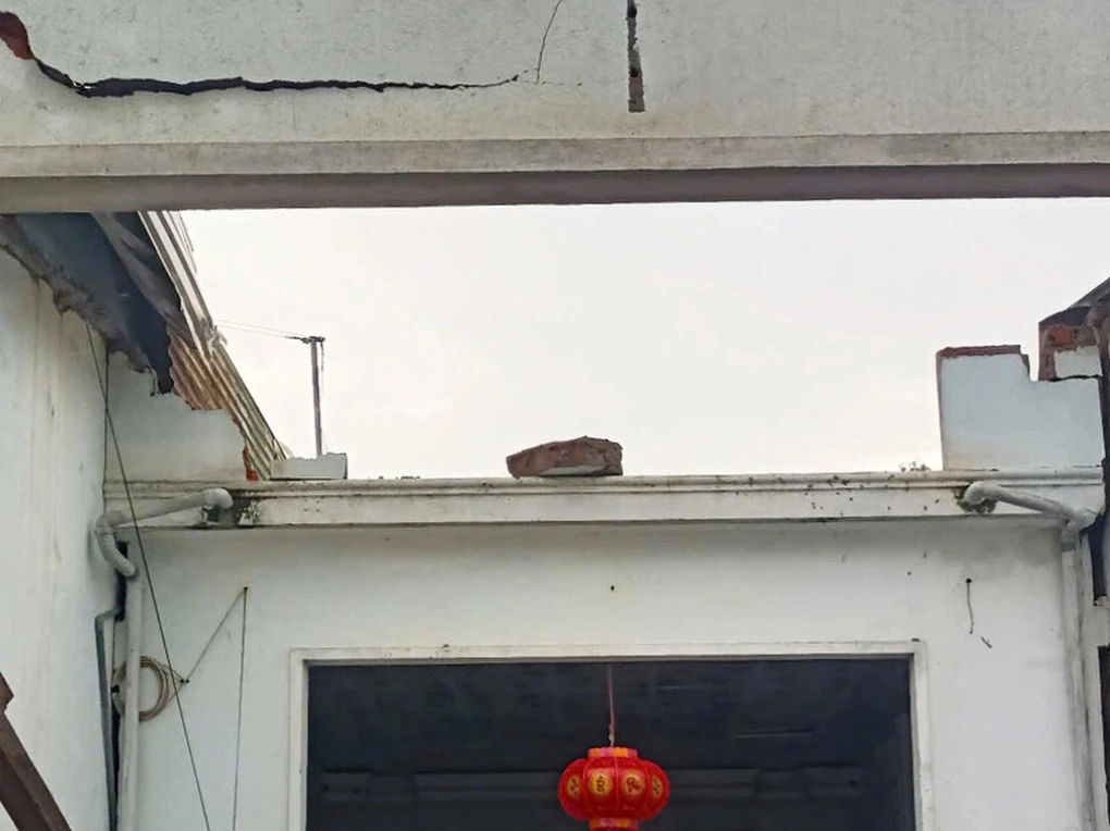 Quảng Ngãi: Lốc xoáy kèm mưa đá khiến gần 100 ngôi nhà bị tàn phá ở Ba Tơ 3 Một ngôi nhà bị lốc xoáy giật bay mái, tường bị nứt toác