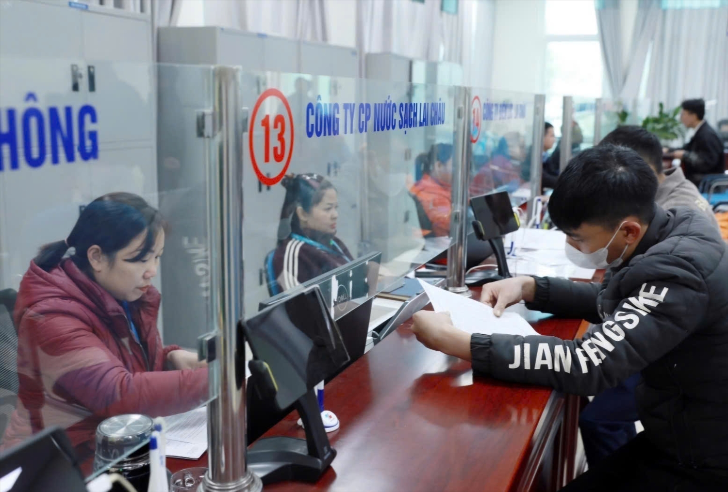 Ngay sau khi sắp xếp, tinh gọn bộ máy các cơ quan đơn vị trên địa bàn tỉnh Lai Châu đã khẩn trương đi vào hoạt động bảo đảm việc phục vụ người dân được liên tục