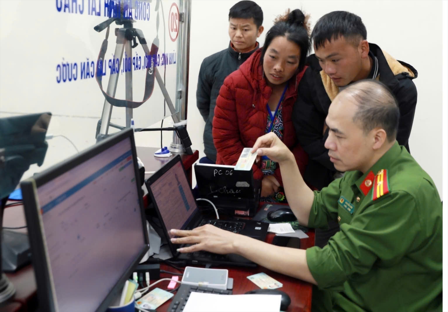 Người dân đến đăng ký tại quầy tiếp nhận cấp đổi, cấp lại căn cước công dân