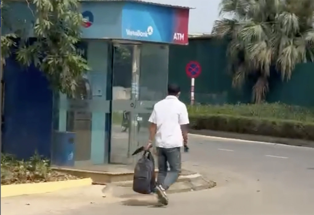 Hà Nội: Điều tra vụ cướp táo tợn tại phòng giao dịch VietinBank ở huyện Chương Mỹ 3 Người dân quay lại cảnh nghi phạm xách túi đựng tiền đi bộ ra ngoài (Ảnh: Chụp màn hình).