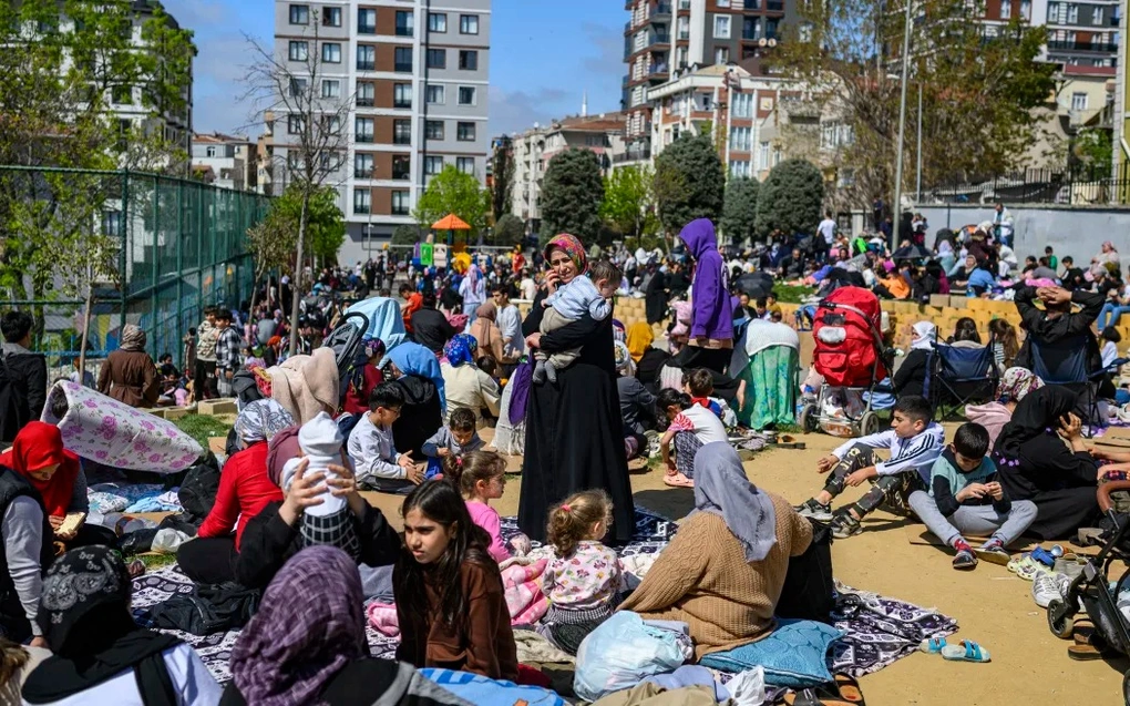 Nhiều người ở Istanbul, Thổ Nhĩ Kỳ tập trung tại các công viên do vẫn còn dư chấn sau trận động đất 6,2 độ hôm 23/4.