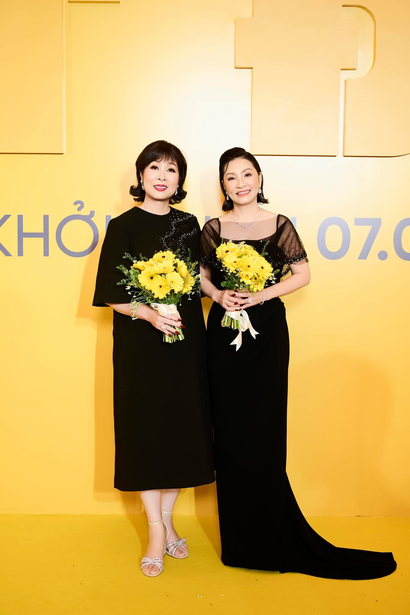 NS Hồng Đào lần đầu chia sẻ về biến cố sức khỏe: Nhập viện tại Mỹ, sụt cân còn 40kg 5 Nữ nghệ sĩ bất ngờ và xúc động khi bạn thân là NSND Hồng Vân bay qua Mỹ để thăm khi hay tin cô nhập viện, phẫu thuật.