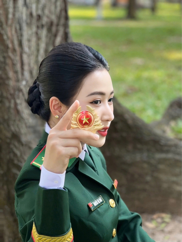Chân dung nữ quân nhân gây bão mạng: Nhan sắc nổi bật, từng đoạt Quán quân âm nhạc 1 Nữ quân nhân gây sốt với vẻ ngoài xinh như hoa hậu khi xuất hiện tại Dinh Độc lập là Thượng uý Nguyễn Thị Thủy.