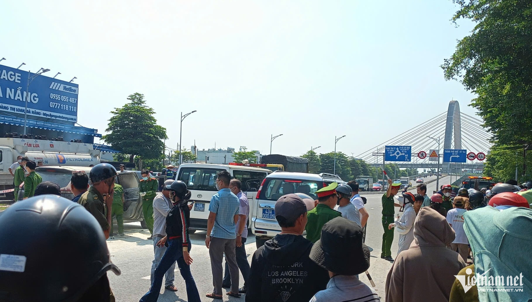 Đà Nẵng: Hai người tử vong trong ô tô, camera ghi lại tiếng kêu cứu và hành động giằng co 3 Ô tô di chuyển đến gần cầu vượt Ngã Ba Huế thì xảy ra vụ việc.