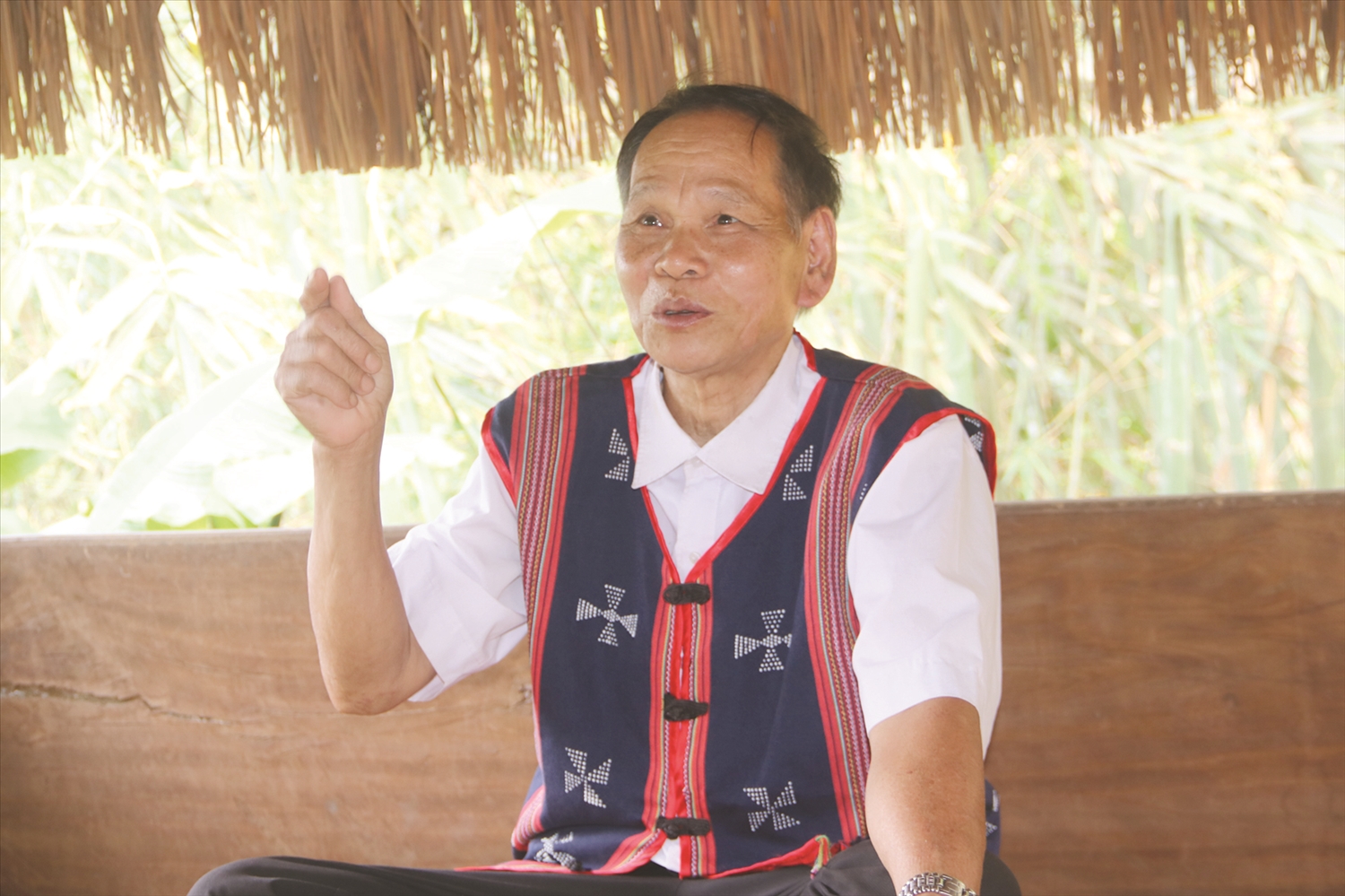 Ký ức đại thắng Mùa Xuân 1975 qua lời kể của những cựu binh dân tộc thiểu số 2 Ông Arất Cước, Người có uy tín ở thị trấn Prao ( Ảnh Báo Dân Tộc )