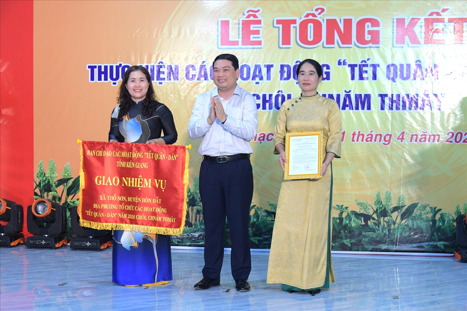 Phó Chủ tịch UBND tỉnh Kiên Giang Lê Trung Hồ trao quyết định và cờ giao nhiệm vụ tổ chức các hoạt động “Tết Quân - Dân” năm 2026 mừng tết Chôl Chnăm Thmây cho Đảng ủy, UBND xã Thổ Sơn (Hòn Đất) - Ảnh Báo Dân Tộc 