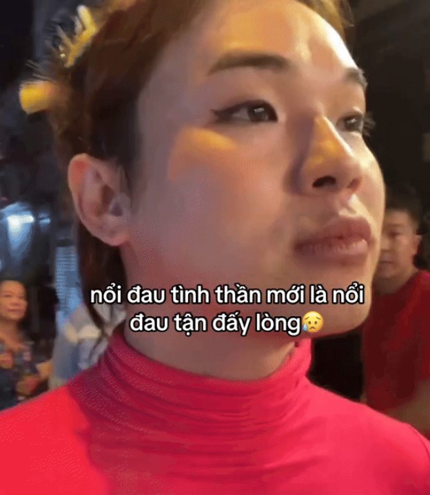 Ty Thy lộ mặt bầm tím, tố người yêu cũ cuỗm vàng rồi biến mất 5 Ty Thy livestream để lộ gương mặt bầm dập tố bị người yêu đánh sau khi anh ta lấy hết tiền, vàng đem đi bán. Nguồn: Hunglycakho2.