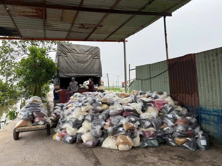 Số thực phẩm chức năng bị lực lượng chức năng thu giữ.