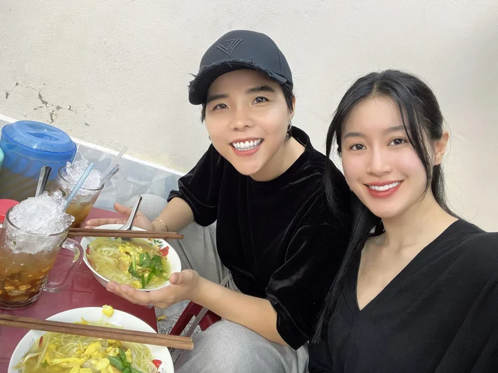 Vũ Cát Tường và bạn đời Thu Trang ngọt ngào chiếm sóng mạng xã hội sau lễ thành đôi 7 Thời gian qua, Vũ Cát Tường và Thu Trang thường xuyên chia sẻ khoảnh khắc đời thường bên nhau.