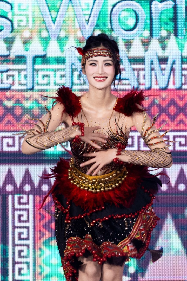 Hoa hậu Ý Nhi sẵn sàng chinh phục Miss World 2025 với hành trình thiện nguyện và bản sắc văn hóa Việt 5 Trang phục Dance of the world của Ý Nhi mang tên "Vũ điệu đại ngàn".