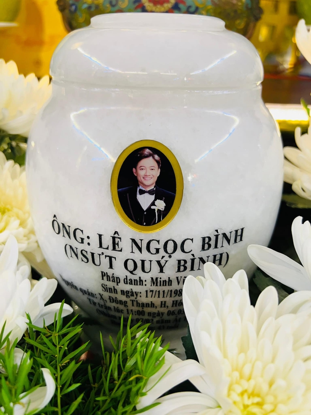 Lễ thủy táng tro cốt diễn viên Quý Bình sẽ diễn ra tại Cần Giờ theo đúng di nguyện 6 Trước đó, tro cốt của anh đang được đặt tại chùa Đức Quang ở quận 4 trong 49 ngày