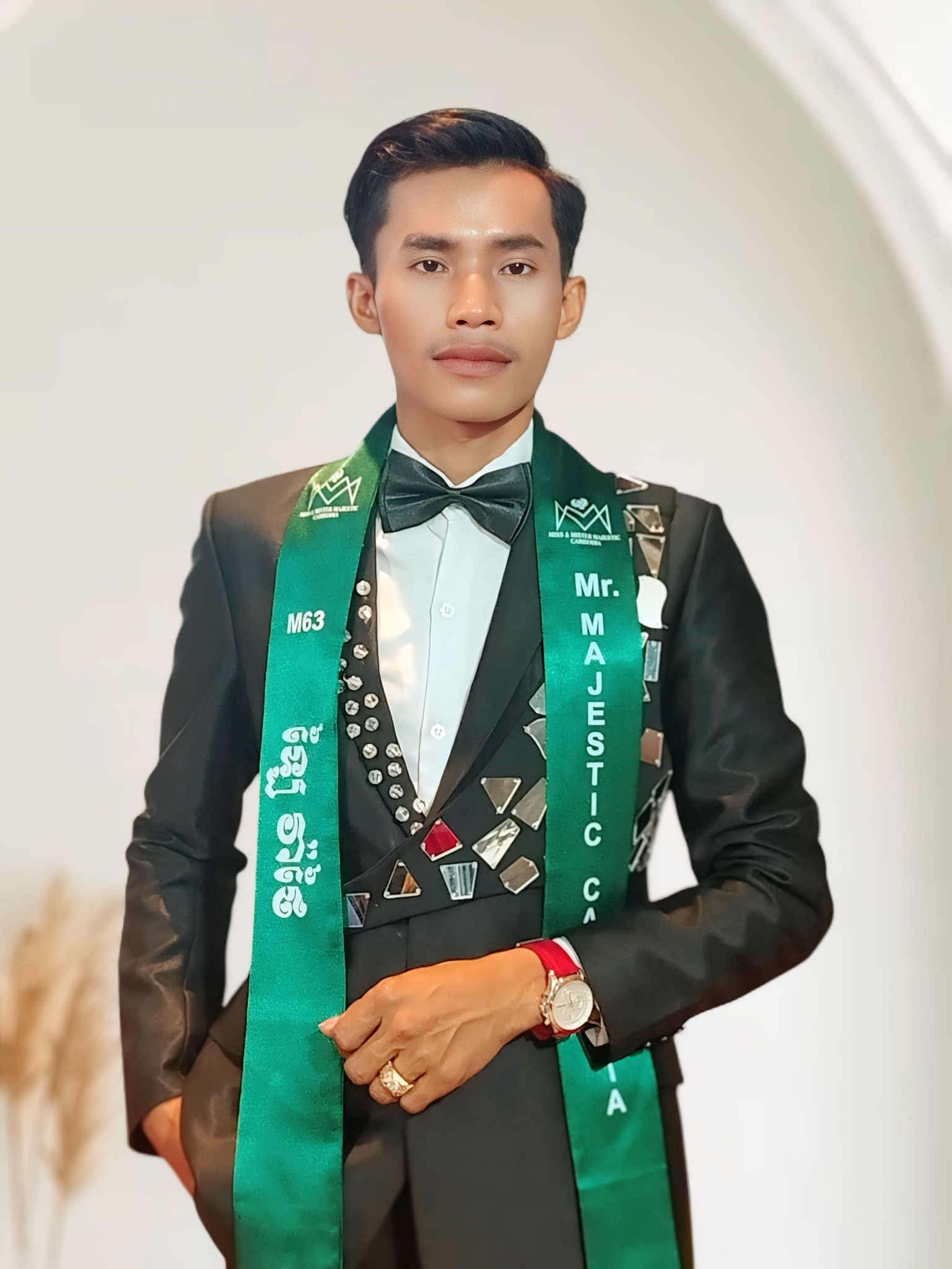 Vì hoàn cảnh gia đình khó khăn, Lai Thai chỉ học đến lớp 4 đã phải sang Thái Lan làm những công việc tay chân. 