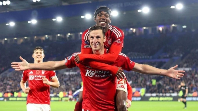 Wood mung ban voi dong doi trong tran Tottenham 1 2 Nottingham Forest o vong 33 Ngoai hang Anh