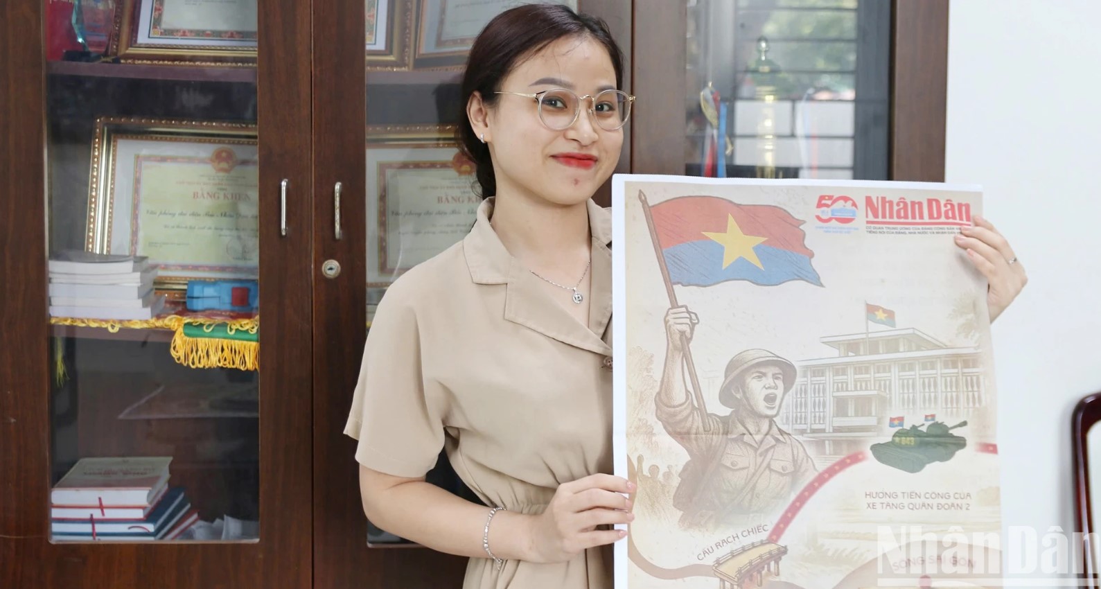 Báo Nhân Dân trao tặng phụ san đặc biệt kỷ niệm 50 năm Ngày giải phóng miền Nam 1 Phụ san đặc biệt kỷ niệm 50 năm Ngày Giải phóng miền nam, thống nhất đất nước của Báo Nhân Dân được bạn đọc tại Quảng Nam đón nhận nồng nhiệt.