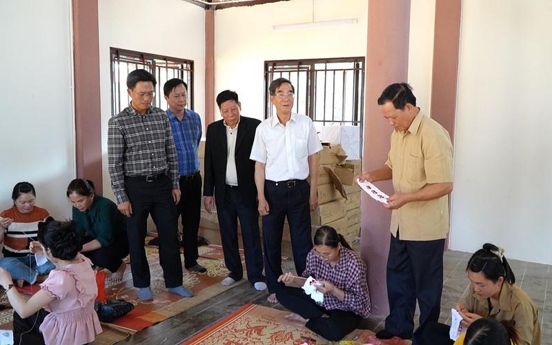 doan cung da khao sat khu tai thiet tai thon Lang Nu tham diem truong mam non va lop dao tao nghe theu tay 65567 1