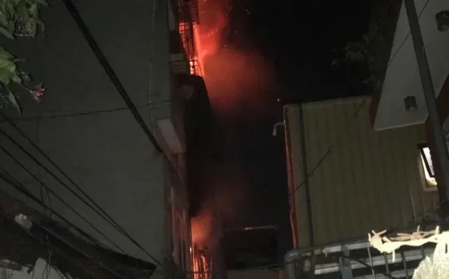 Cháy nhà trong ngõ nhỏ ở Định Công Hạ Hà Nội, 3 người không qua khỏi 2 Hiện trường vụ cháy. Ảnh: NDCC