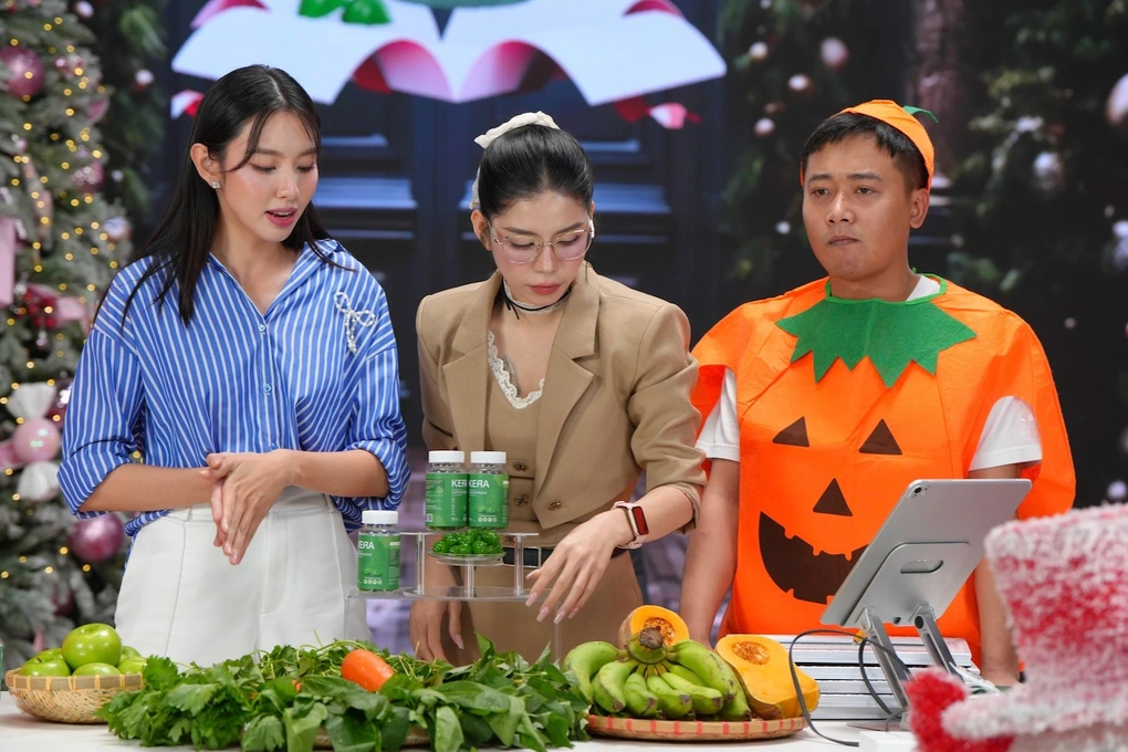 Quang Linh Vlogs, Hằng Du Mục và Hoa hậu Thùy Tiên trong một livestream bán kẹo rau củ Kera (Ảnh: Chụp màn hình).