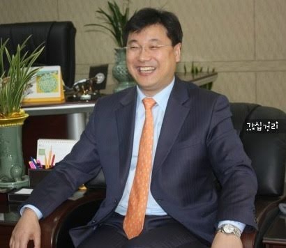 Lee Seung Gi chính thức cắt đứt quan hệ với gia đình vợ sau bê bối pháp lý nghiêm trọng 2 Năm ngoái, bố vợ Lee Seung Gi bị truy tố với cáo buộc thao túng giá cổ phiếu. Lee Hong Heon cùng 3 đồng phạm kiếm được 2,3 tỷ won (khoảng 42 tỷ đồng)