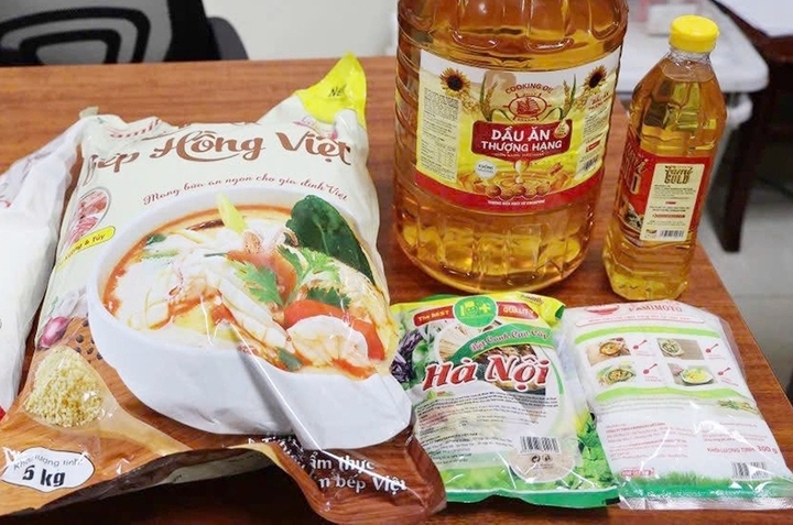 Danh sách mì chính, hạt nêm, dầu ăn giả do Công ty Famimoto sản xuất bị phanh phui 1 Dầu ăn, mì chính và hạt nêm giả của công ty Famimoto Việt Nam. (Ảnh: Công an tỉnh Phú Thọ)