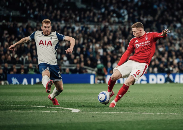 Hạ đẹp Tottenham, Nottingham Forest chen chân Top 3 và đẩy Chelsea rớt khỏi nhóm C1 4 Elliot Anderson (8) mở tỉ số sớm cho Nottingham Forest