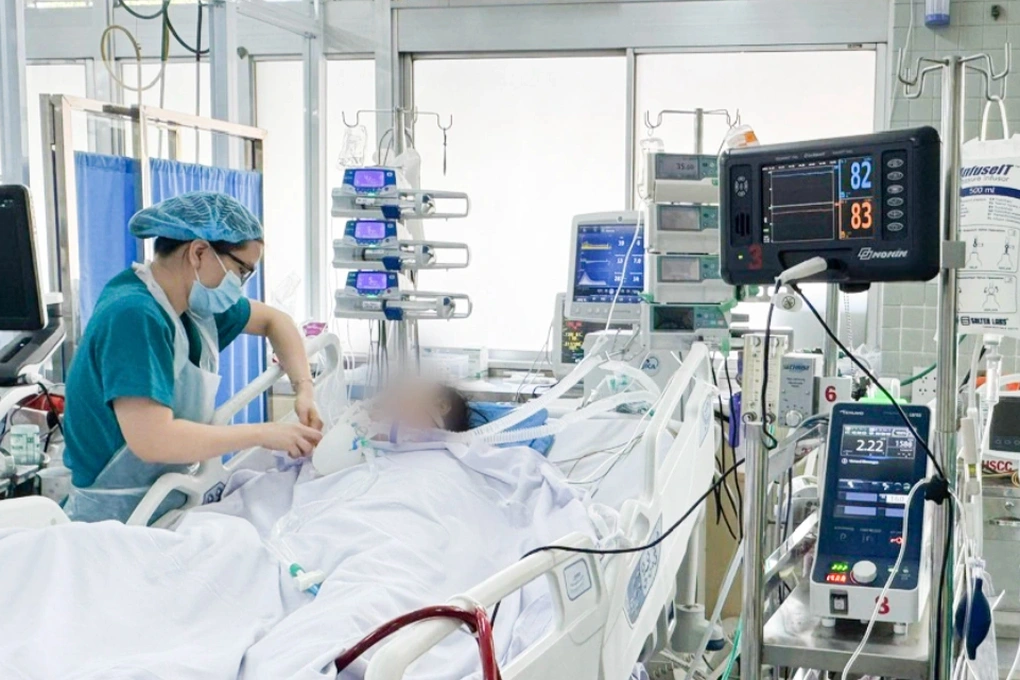 Hồi sinh kỳ diệu: Nghệ sĩ cải lương Thanh Tuấn ngưng tim, vượt cửa tử nhờ kỳ tích y khoa 4 Nam nghệ sĩ được áp dụng hàng loạt kỹ thuật phức tạp để điều trị (Ảnh: BV).