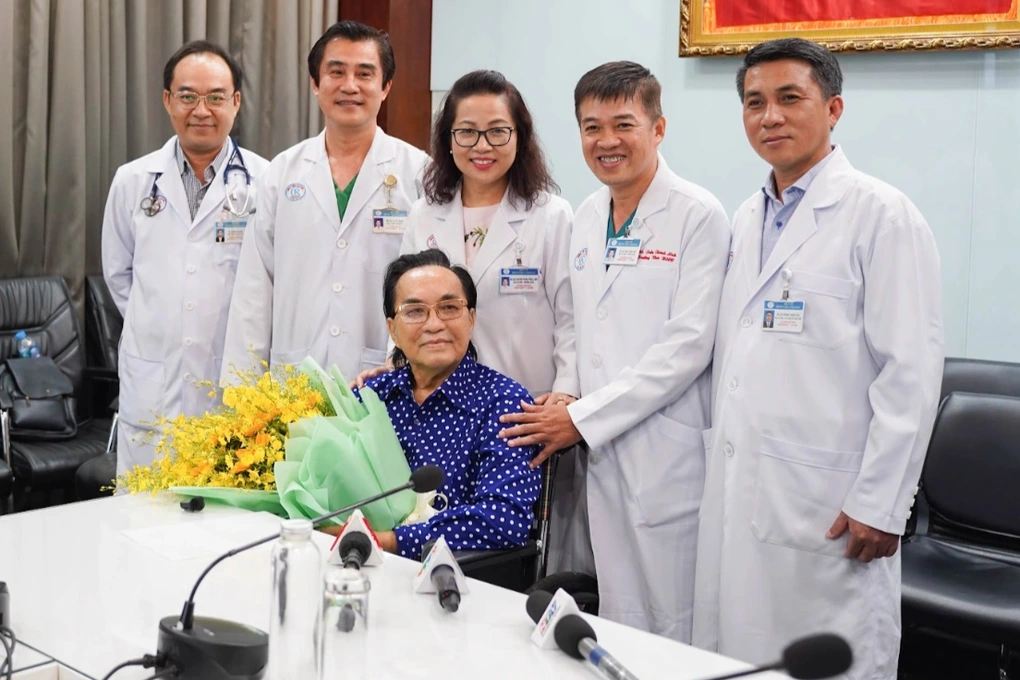 Hồi sinh kỳ diệu: Nghệ sĩ cải lương Thanh Tuấn ngưng tim, vượt cửa tử nhờ kỳ tích y khoa 3 Nghệ sĩ Thanh Tuấn bên cạnh những bác sĩ đã cứu sống mình (Ảnh: BV).