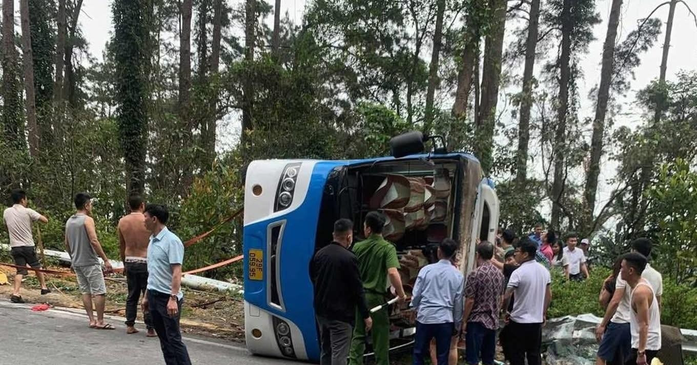tinh trang dang kiem xe khach bi lat khien 3 nguoi tu vong o tam dao 44816