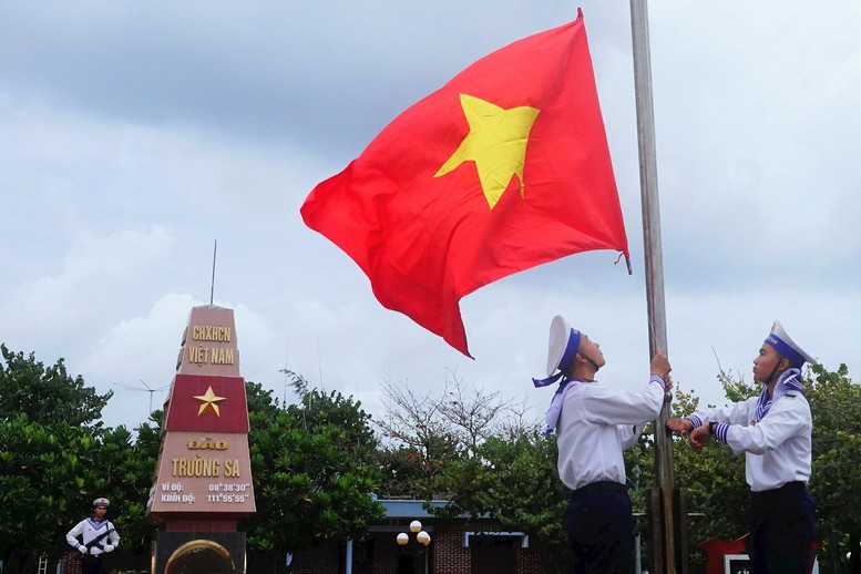 30/4 – Đất nước trọn niềm vui: ngọn lửa thống nhất cháy mãi trong tim Việt Nam 5 Ôi Tổ quốc ta yêu như máu thịt / Như mẹ cha ta, như vợ như chồng / Ôi Tổ quốc nếu cần ta chết / Cho mỗi ngôi nhà, ngọn núi, dòng sông (thơ Chế Lan Viên)