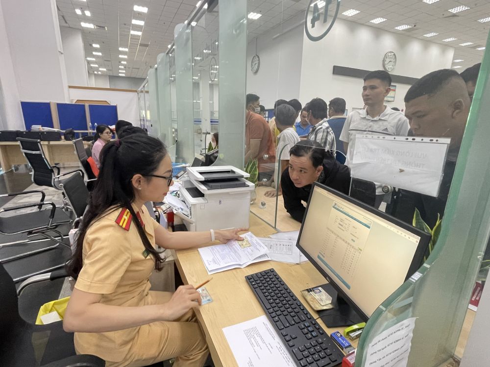 Lực lượng cảnh sát giao thông tiếp nhận hồ sơ cấp đổi, cấp lại giấy phép lái xe cơ giới đường bộ- Ảnh minh họa 