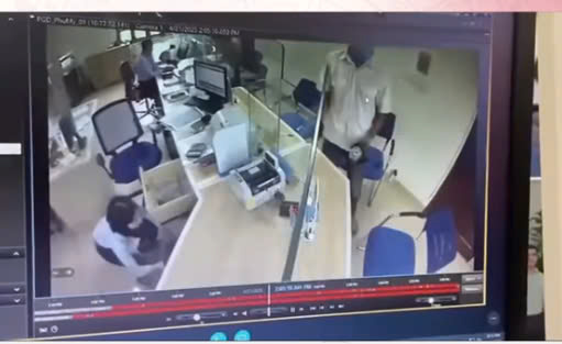 Hà Nội: Điều tra vụ cướp táo tợn tại phòng giao dịch VietinBank ở huyện Chương Mỹ 4 Camera ghi cảnh nghi phạm cầm dao cướp ngân hàng, thản nhiên mang ba lô tiền rời đi ở Hà Nội (ảnh chụp màn hình )
