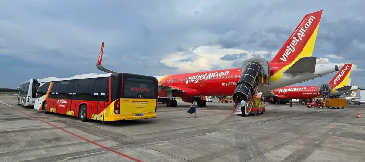 Vietjet gặp sự cố lớn khi tự vận hành mặt đất, Cục Hàng không vào cuộc mạnh tay 3 Hãng hàng không Vietjet triển khai việc tự phục vụ mặt đất tại Cảng hàng không quốc tế Tân Sơn Nhất từ ngày 20-4-2025
