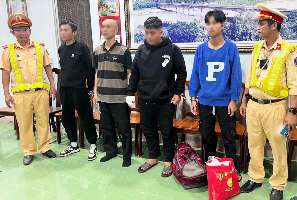 Công an Lâm Đồng tiếp nhận 4 nghi phạm chém người tại Đà Lạt do mâu thuẫn làm ăn 1 4 nghi phạm liên quan vụ chém người ở thành phố Đà Lạt, Lâm Đồng bị Công an Quảng Ngãi bắt giữ